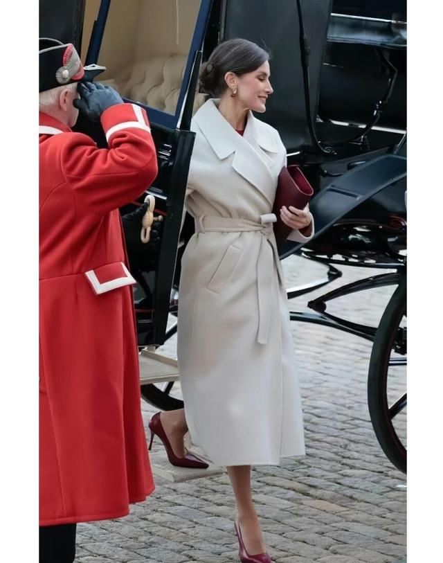 看西班牙王后穿大衣，我悟了：裙过膝，露脚踝，不配牛仔裤才优雅