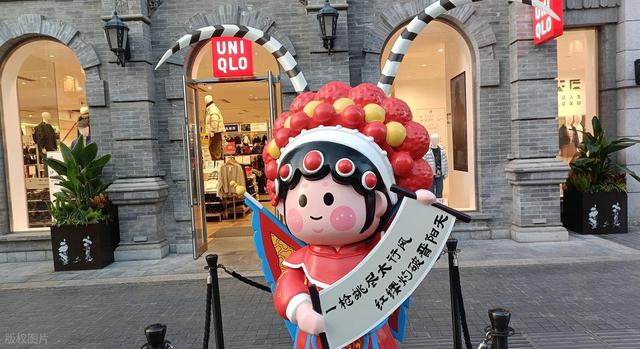 太原钟楼街各式卡通雕塑惹人爱