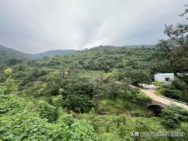 在邹平上回村可以攀爬摩诃峰，但俺没爬，俺买了农家菜打了山泉水