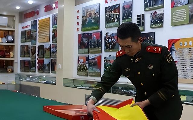 九三阅兵刚结束，最帅升旗手张自轩被骂惨了！如今他后悔了吗？