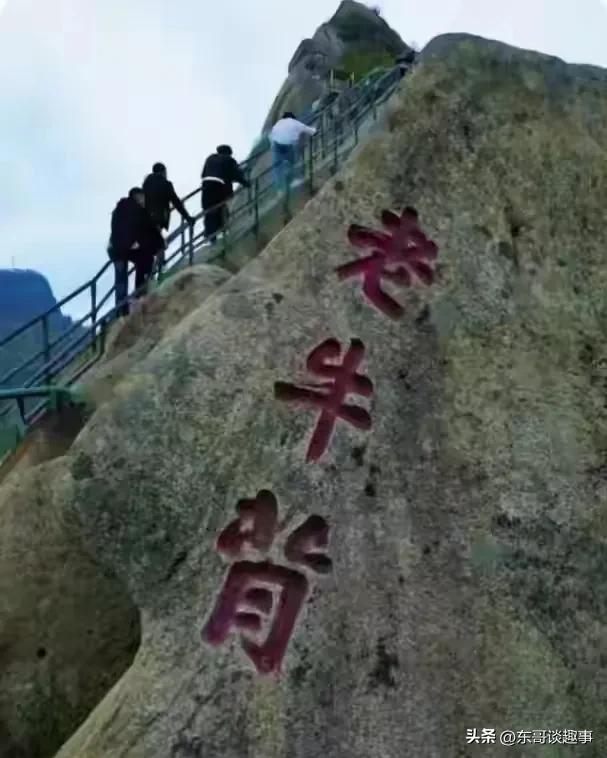 辽宁凤凰山坠亡男子信息曝光，丹东文旅回应，网友：景区无责