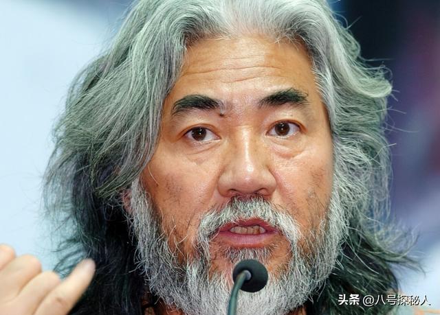 74岁张纪中“服老”了，剃胡须染黑发年轻20岁，和杜星霖更般配