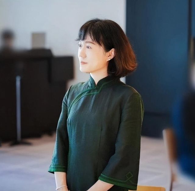 没想到	，杨振宁去世后，49岁妻子翁帆，竟因一个动作实现口碑暴涨