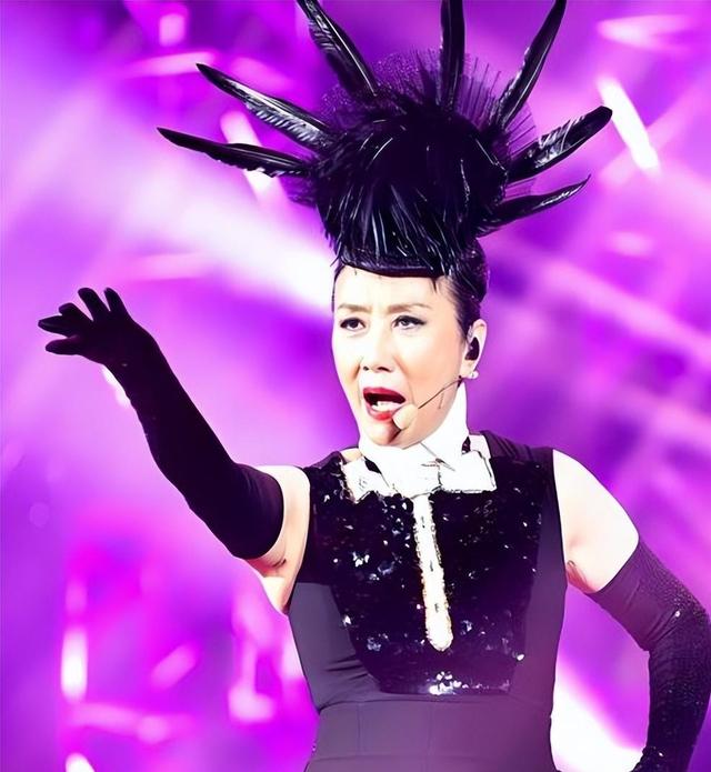 77岁还能压轴上央视春晚，无儿无女拼命赚钱，却有人给她磕头拜年