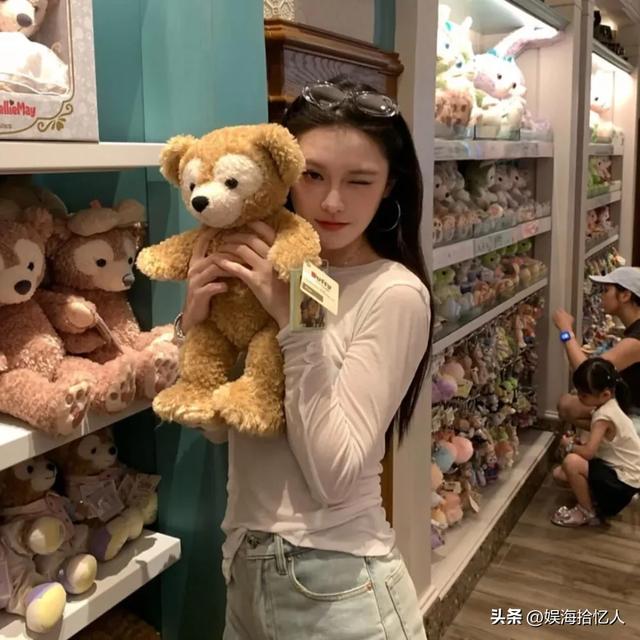 被封一年后，小杨哥老婆“露头”探风口，医美痕迹和目的都很明显