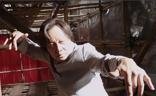 梁小龙去世不到24小时，恶心的一幕发生了，成龙发文吊唁字字催泪