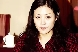 校花变贪腐？美貌与权力交织的堕落之路，她如何一步步走向深渊？图片