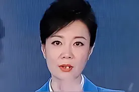 直播事故！央视主持文静联播时门牙脱落，临场反应堪称素养天花板图片