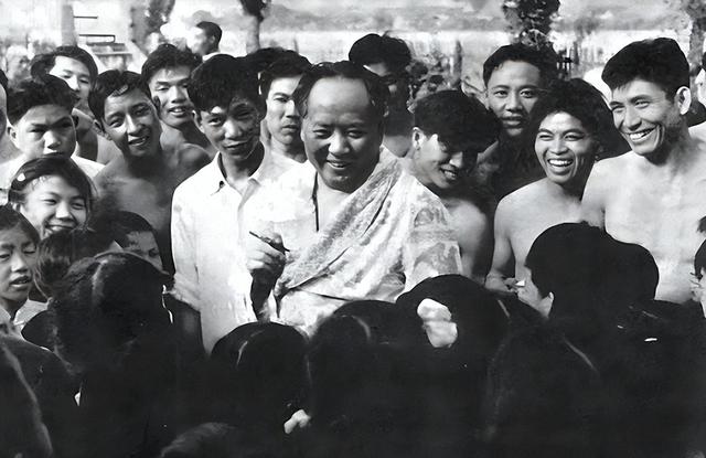 毛主席去算卦，老和尚看后说：江河湖海皆可游，唯独黄河不能去