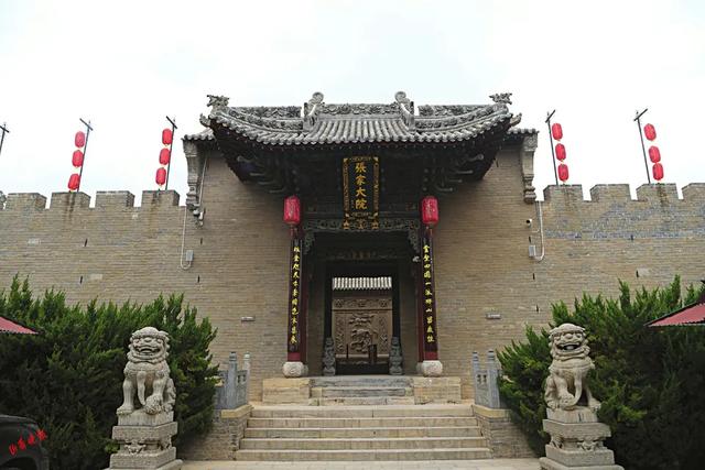 张家大院“变身”:从晋商大院到热火景区