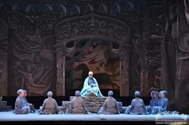 “铁腚大巴”甘南线第六站：夜幕下的精彩，与历史文化同行