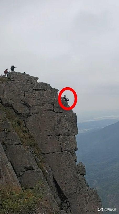 东莞驴友悬崖打坐引围观，景区称未收到情况反馈