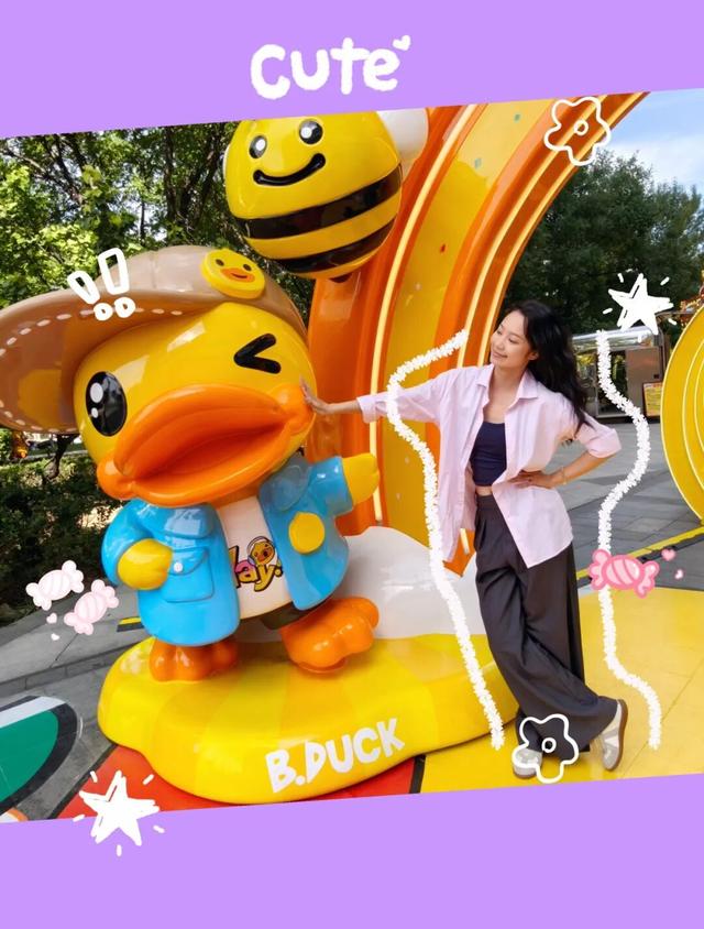 巨型B.Duck小黄鸭“登陆”北京通州万达广场