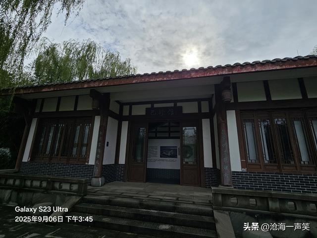 醉了亭台，爱了楼阁，喜了垂柳，拥了石梦，爱之，收了吧，藏了吧