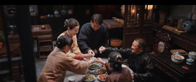 央视《灼灼韶华》被观众强烈要求下架，理由很一致：挂羊头卖狗肉