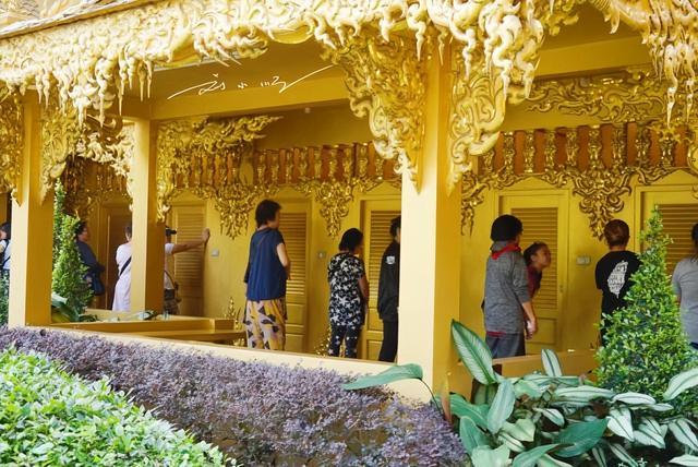 泰国“最尴尬”的寺庙厕所，奢华如宫殿，好多游客误当佛堂参拜？