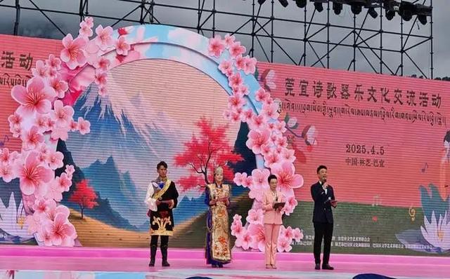 退役女兵林芝徒步，重温第二故乡情。藏汉同台演出，温情脉脉…
