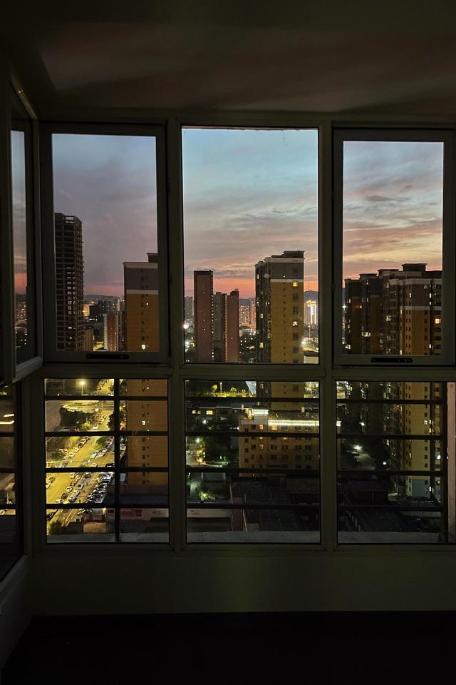 岁月的分水岭，回望是青春的余光，瞻是暮年的微光。