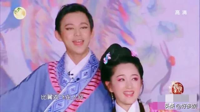 51岁的何炅，牵手54岁的杨钰莹，年过半百的俩人，画面温馨