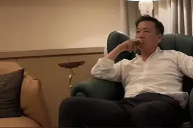 赖文峰近照：抽雪茄，喝5万元的酒有点落寞，现任妻子比他小23岁图片