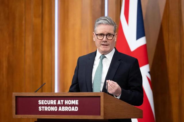 拒印工签、留富豪不慌，斯塔默的英国移民政策藏多少矛盾？