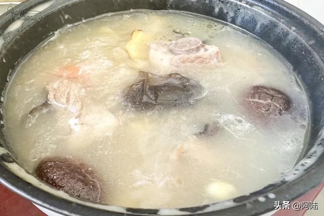 旅居大理,偶尔也会自己动动手,最近做的是它:排骨芋艿汤