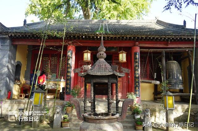 藏在秦岭的“最小”寺庙，只剩一进大殿，一棵古树占了半个院子