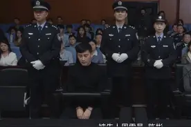 《乌云之上》王学华临死看向周雪曼的眼神，解读陈彬落网受死缘由图片