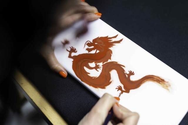 城市-悅西安-栩栩游龍賀新春 四海共襄中國(guó)節(jié)  勞斯萊斯推出“龍騰新歲”BESPOKE高級(jí)定制藝術(shù)臻品-榮耀西安論壇-(6)