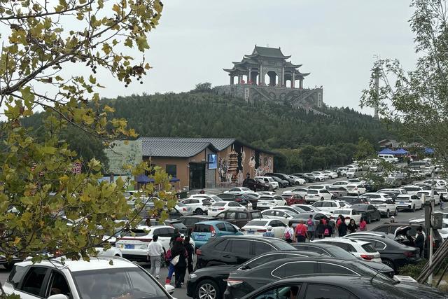 国庆假期第二天！云梦山景区“人从众”，热闹非凡！