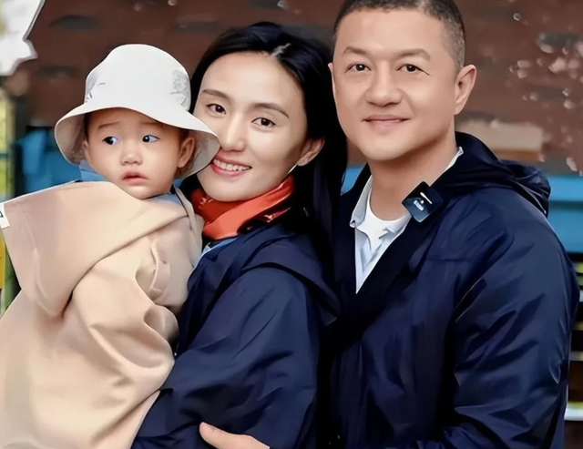李亚鹏官宣离婚！欠4.5亿债租房三年，和好友阿那亚聚会满脸笑意