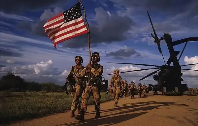 开战倒计时！中国周边集结	，8架加油机连夜升空，重演B-2轰炸伊朗