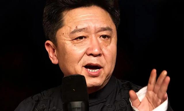 再多钱有什么用？官媒出手揭岳云鹏夫妇真实现状，走上于谦的老路