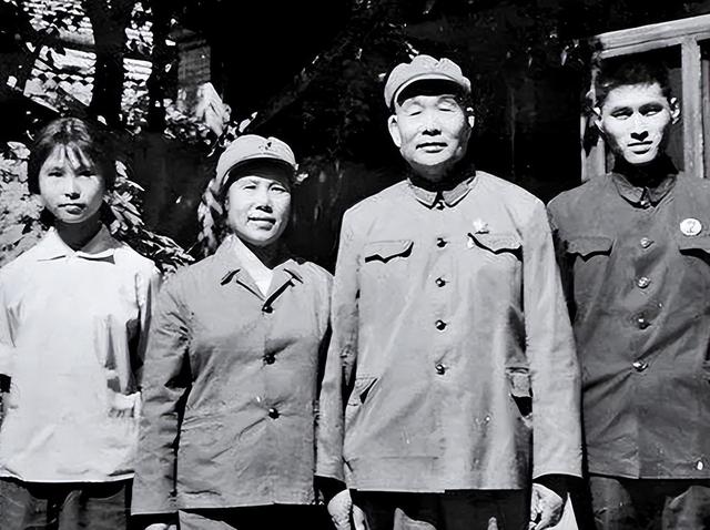 此人是开国大将，6个儿子中有3将军2副主席1副部长，虎父无犬子！