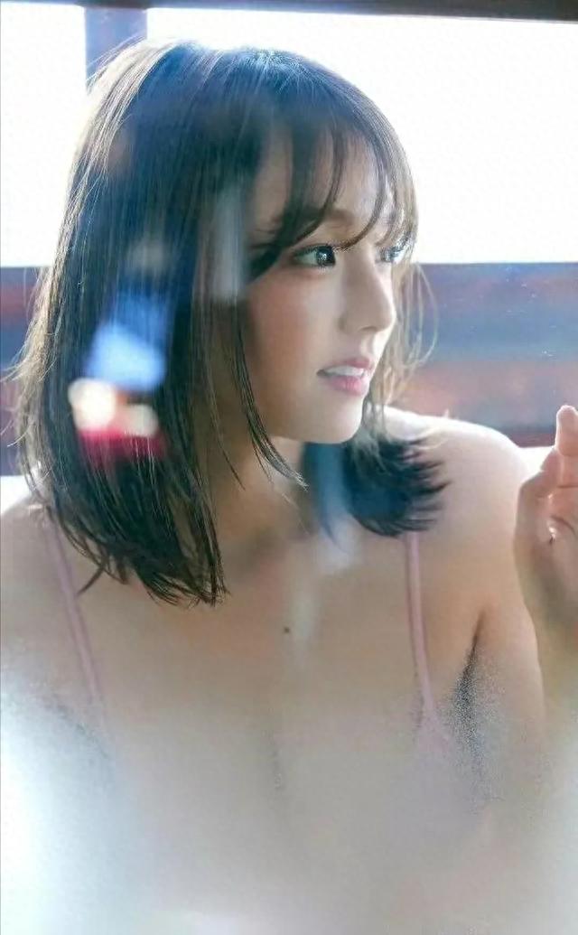30岁写真模特童颜巨乳，被称“日系瑶瑶”的筱崎爱，成熟魅力依旧
