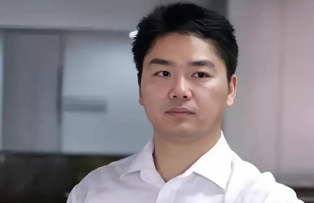 刘强东上千亿身家背后，儿子却是他一生的痛，感谢章泽天视如己出