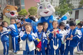 小学生变身“生意人” ！这所小学的“跳蚤市场”嗨翻天！图片