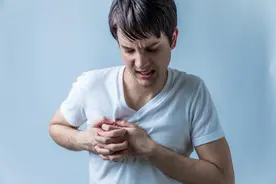 突然觉得肋骨疼，怎么回事？总结出4个原因，及时排查看看图片