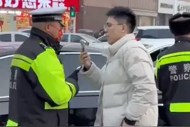 山东临沂，奥迪A8车主拒绝配合，反问交警叫什么名字，后续被带走图片
