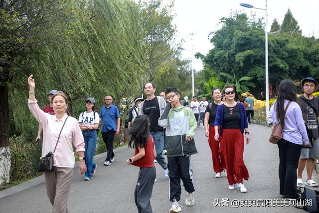 双节打卡观山湖：游客沉醉山水间 乐享诗意栖居