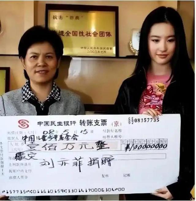 一场香港大火，让大家看清了38岁刘亦菲的"真面目"，赵立坚说对了