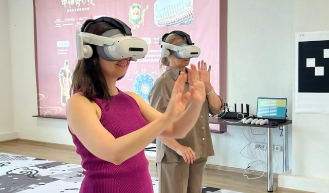 漫步VR体验展“华夏漫游之北京中轴线”在明斯克中国文化中心启动