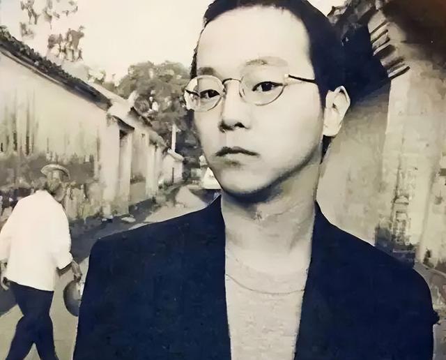 56岁窦唯：隐居阿那亚，头发花白索性剃光头，活成了自己