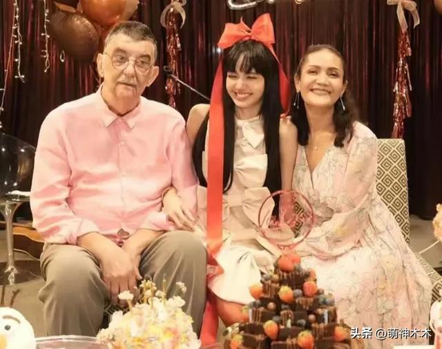 Lisa和白人继父互动惹争议,二人合影亲密,继父把手搭Lisa屁股上