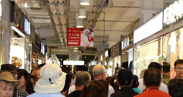 大量日本游客涌入北京，打着旅游幌子不去旅游不吃美食	，为啥来？