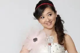 她是央视著名主持，低调嫁豪门，39岁生子，被宠的连被子都不会晒图片