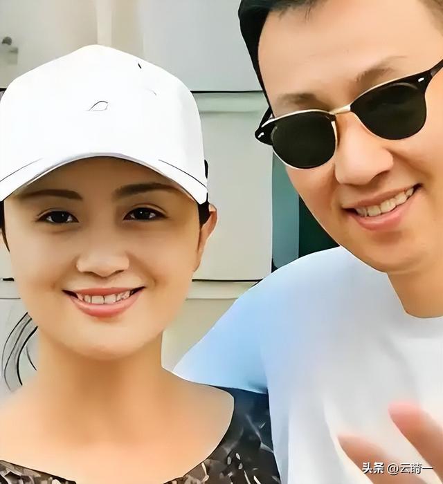 离春节不到2月，52岁辛柏青高调传出喜讯，朱媛媛终于可以放心了