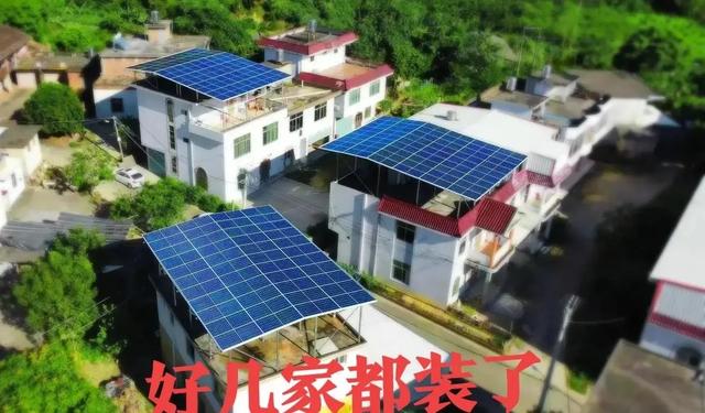傻眼了！广西一对父母在屋顶装光伏板，25年后才可以拆，小伙苦笑