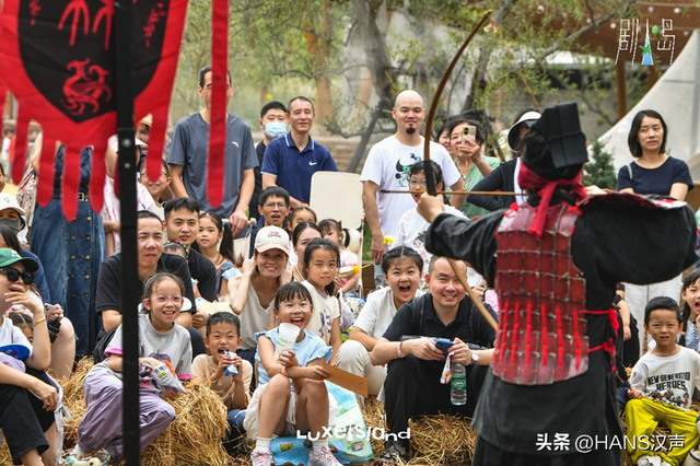 国庆长假万余名游客涌入武汉麓客岛，在自然剧场里过了把“戏瘾