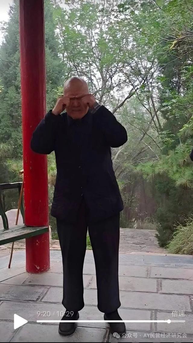 洹园晨雾里，九秩翁的晨光序曲——王革勋老先生晨练札记